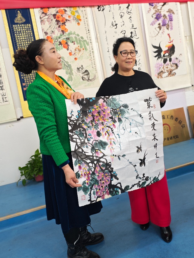 陳香梅世界藝術(shù)家協(xié)會書畫筆會在京舉行 17位名家揮毫共繪藝術(shù)盛宴     2025年10月8日上午10時，由陳香梅世界藝術(shù)家協(xié)會主辦的“書畫藝術(shù)交流筆會”在北京盛合體育中心圓滿舉行。來自全國各地的17(圖6)