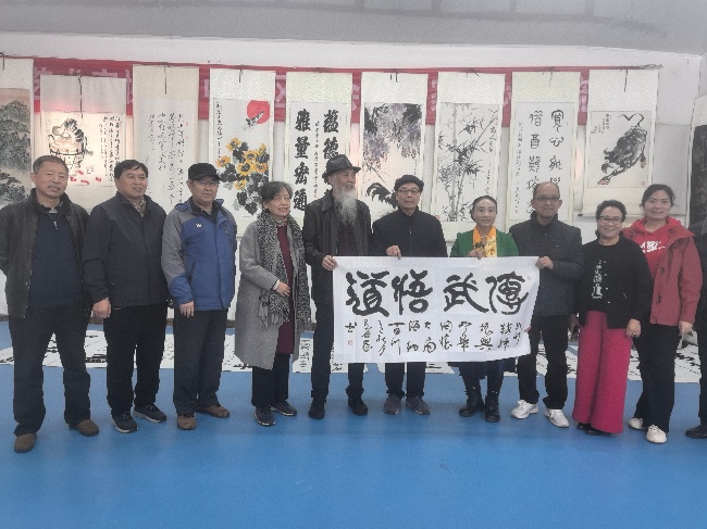 陳香梅世界藝術(shù)家協(xié)會書畫筆會在京舉行 17位名家揮毫共繪藝術(shù)盛宴     2025年10月8日上午10時，由陳香梅世界藝術(shù)家協(xié)會主辦的“書畫藝術(shù)交流筆會”在北京盛合體育中心圓滿舉行。來自全國各地的17(圖4)