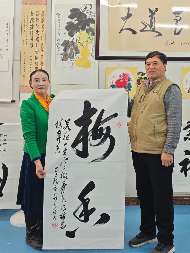 陳香梅世界藝術(shù)家協(xié)會書畫筆會在京舉行 17位名家揮毫共繪藝術(shù)盛宴     2025年10月8日上午10時，由陳香梅世界藝術(shù)家協(xié)會主辦的“書畫藝術(shù)交流筆會”在北京盛合體育中心圓滿舉行。來自全國各地的17(圖13)