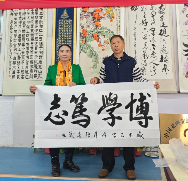 陳香梅世界藝術(shù)家協(xié)會書畫筆會在京舉行 17位名家揮毫共繪藝術(shù)盛宴     2025年10月8日上午10時，由陳香梅世界藝術(shù)家協(xié)會主辦的“書畫藝術(shù)交流筆會”在北京盛合體育中心圓滿舉行。來自全國各地的17(圖12)