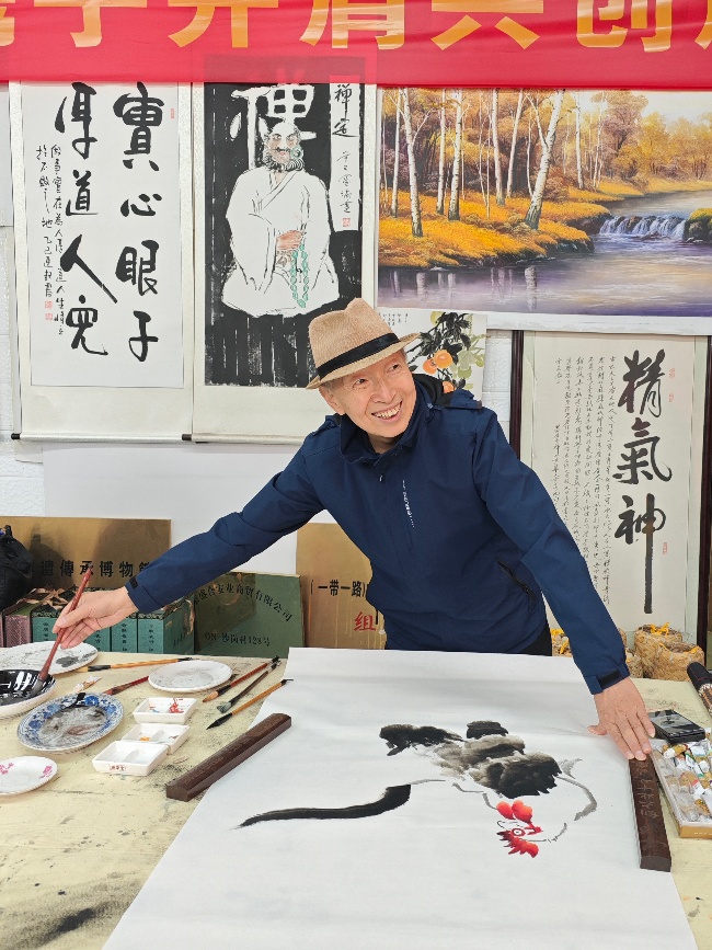 陳香梅世界藝術(shù)家協(xié)會書畫筆會在京舉行 17位名家揮毫共繪藝術(shù)盛宴     2025年10月8日上午10時，由陳香梅世界藝術(shù)家協(xié)會主辦的“書畫藝術(shù)交流筆會”在北京盛合體育中心圓滿舉行。來自全國各地的17(圖3)