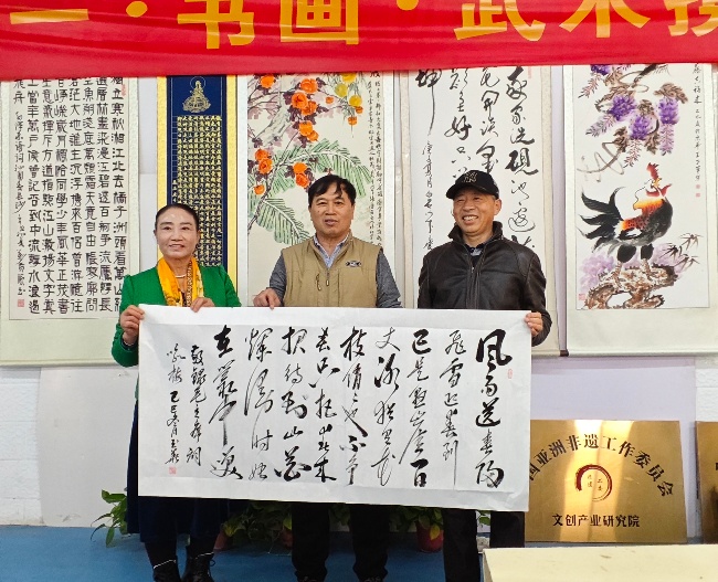 陳香梅世界藝術(shù)家協(xié)會書畫筆會在京舉行 17位名家揮毫共繪藝術(shù)盛宴     2025年10月8日上午10時，由陳香梅世界藝術(shù)家協(xié)會主辦的“書畫藝術(shù)交流筆會”在北京盛合體育中心圓滿舉行。來自全國各地的17(圖8)