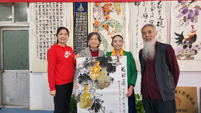 陳香梅世界藝術(shù)家協(xié)會書畫筆會在京舉行 17位名家揮毫共繪藝術(shù)盛宴     2025年10月8日上午10時，由陳香梅世界藝術(shù)家協(xié)會主辦的“書畫藝術(shù)交流筆會”在北京盛合體育中心圓滿舉行。來自全國各地的17(圖7)