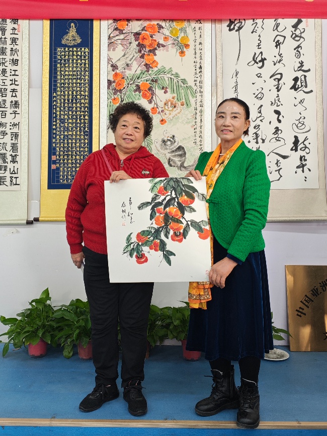 陳香梅世界藝術(shù)家協(xié)會書畫筆會在京舉行 17位名家揮毫共繪藝術(shù)盛宴     2025年10月8日上午10時，由陳香梅世界藝術(shù)家協(xié)會主辦的“書畫藝術(shù)交流筆會”在北京盛合體育中心圓滿舉行。來自全國各地的17(圖14)