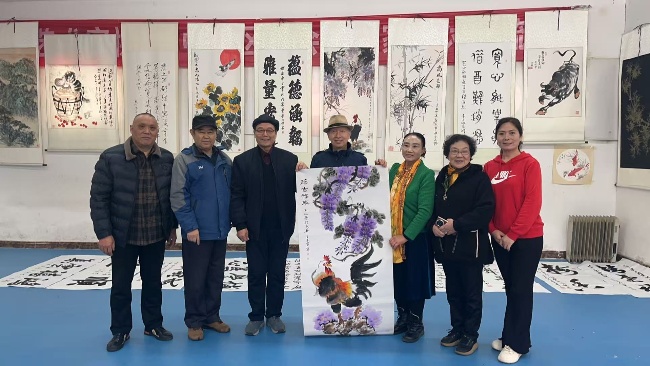 陳香梅世界藝術(shù)家協(xié)會書畫筆會在京舉行 17位名家揮毫共繪藝術(shù)盛宴     2025年10月8日上午10時，由陳香梅世界藝術(shù)家協(xié)會主辦的“書畫藝術(shù)交流筆會”在北京盛合體育中心圓滿舉行。來自全國各地的17(圖2)