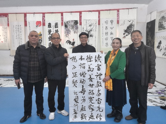 陳香梅世界藝術(shù)家協(xié)會書畫筆會在京舉行 17位名家揮毫共繪藝術(shù)盛宴     2025年10月8日上午10時，由陳香梅世界藝術(shù)家協(xié)會主辦的“書畫藝術(shù)交流筆會”在北京盛合體育中心圓滿舉行。來自全國各地的17(圖10)