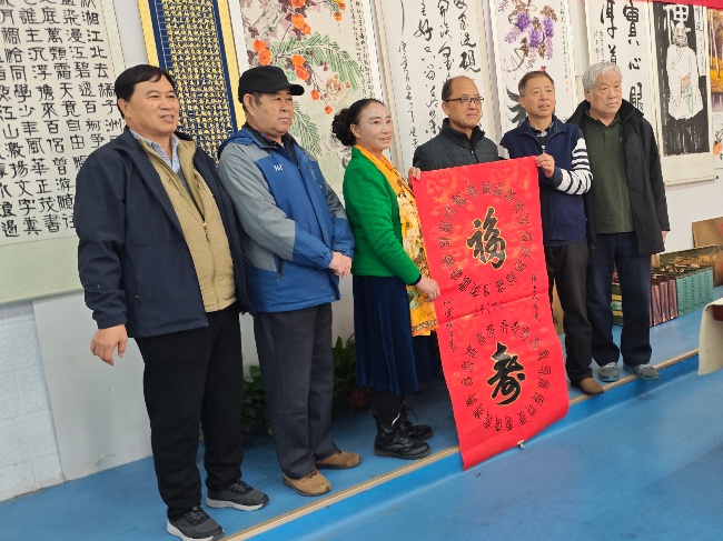 陳香梅世界藝術(shù)家協(xié)會書畫筆會在京舉行 17位名家揮毫共繪藝術(shù)盛宴     2025年10月8日上午10時，由陳香梅世界藝術(shù)家協(xié)會主辦的“書畫藝術(shù)交流筆會”在北京盛合體育中心圓滿舉行。來自全國各地的17(圖16)