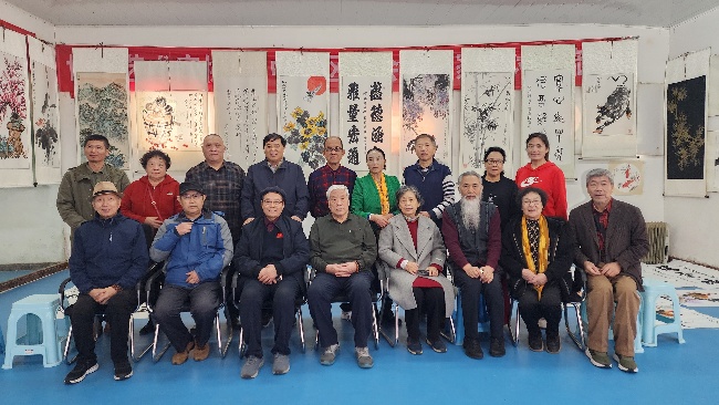 陳香梅世界藝術(shù)家協(xié)會書畫筆會在京舉行 17位名家揮毫共繪藝術(shù)盛宴     2025年10月8日上午10時，由陳香梅世界藝術(shù)家協(xié)會主辦的“書畫藝術(shù)交流筆會”在北京盛合體育中心圓滿舉行。來自全國各地的17(圖1)